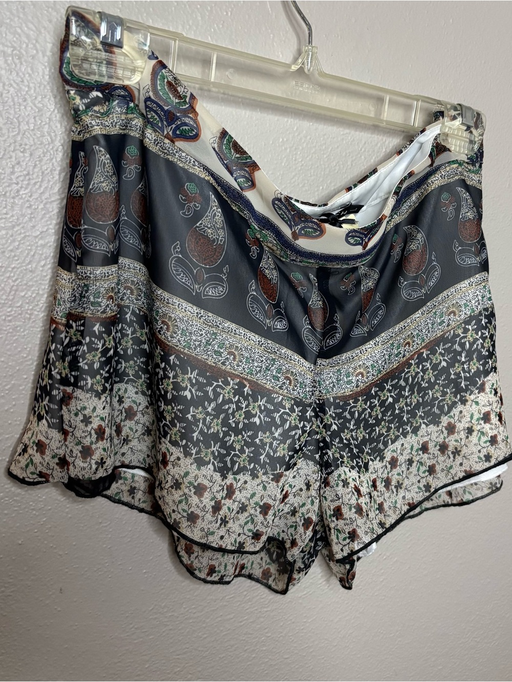 NWT Nikki Rich Boho Paisley Flowy Chiffon Shorts Size Large